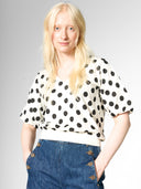 Gepunktetes Shirt mit V-Ausschnitt aus Bio-Baumwolle